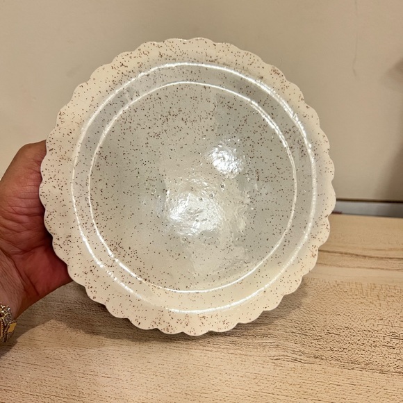 Beautiful scalloped decore dish with floral painted lid - Picture 8 of 8